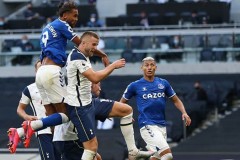 停区内哑火的中场，竟用远射轰出博物馆级世界波，庆祝英超第1球