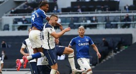 停区内哑火的中场，竟用远射轰出博物馆级世界波，庆祝英超第1球